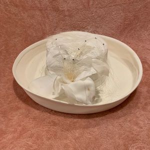 White Vinatage Hat with feathers